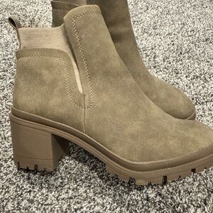 Shelley Taupe Chunky Heel Ankle Boots – Size 8.5 – New